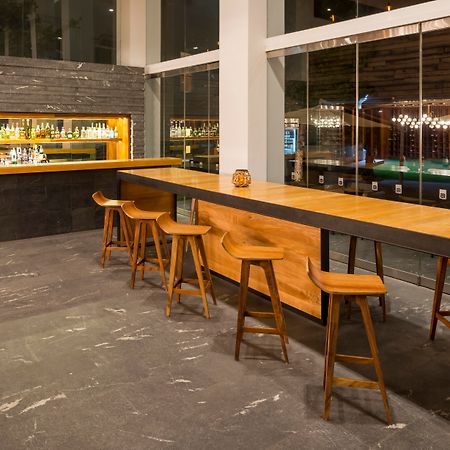 מלון Camino Real Puebla Angelopolis מראה חיצוני תמונה The bar at the 10000 km lounge