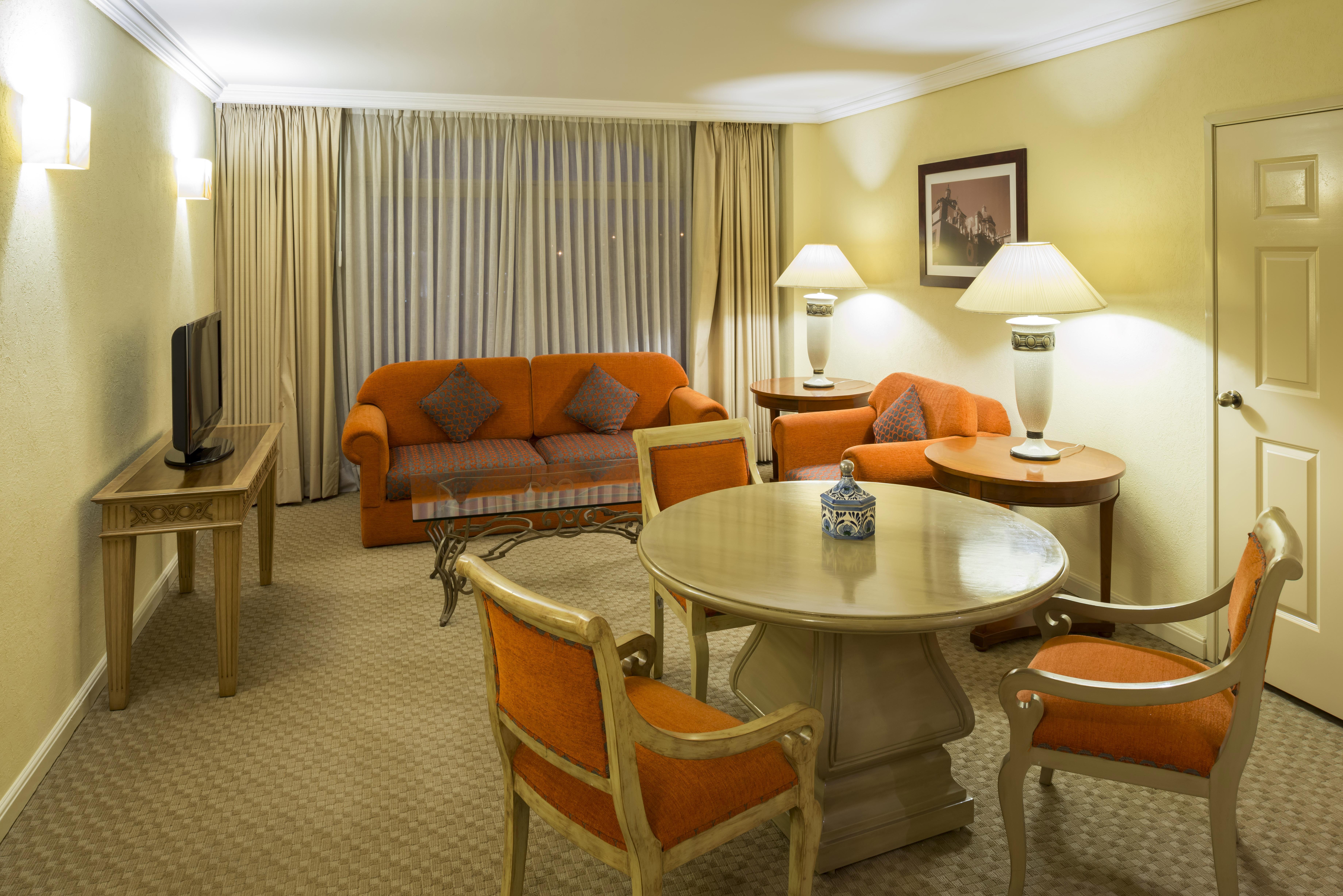 מלון Camino Real Puebla Angelopolis מראה חיצוני תמונה A living room in a suite