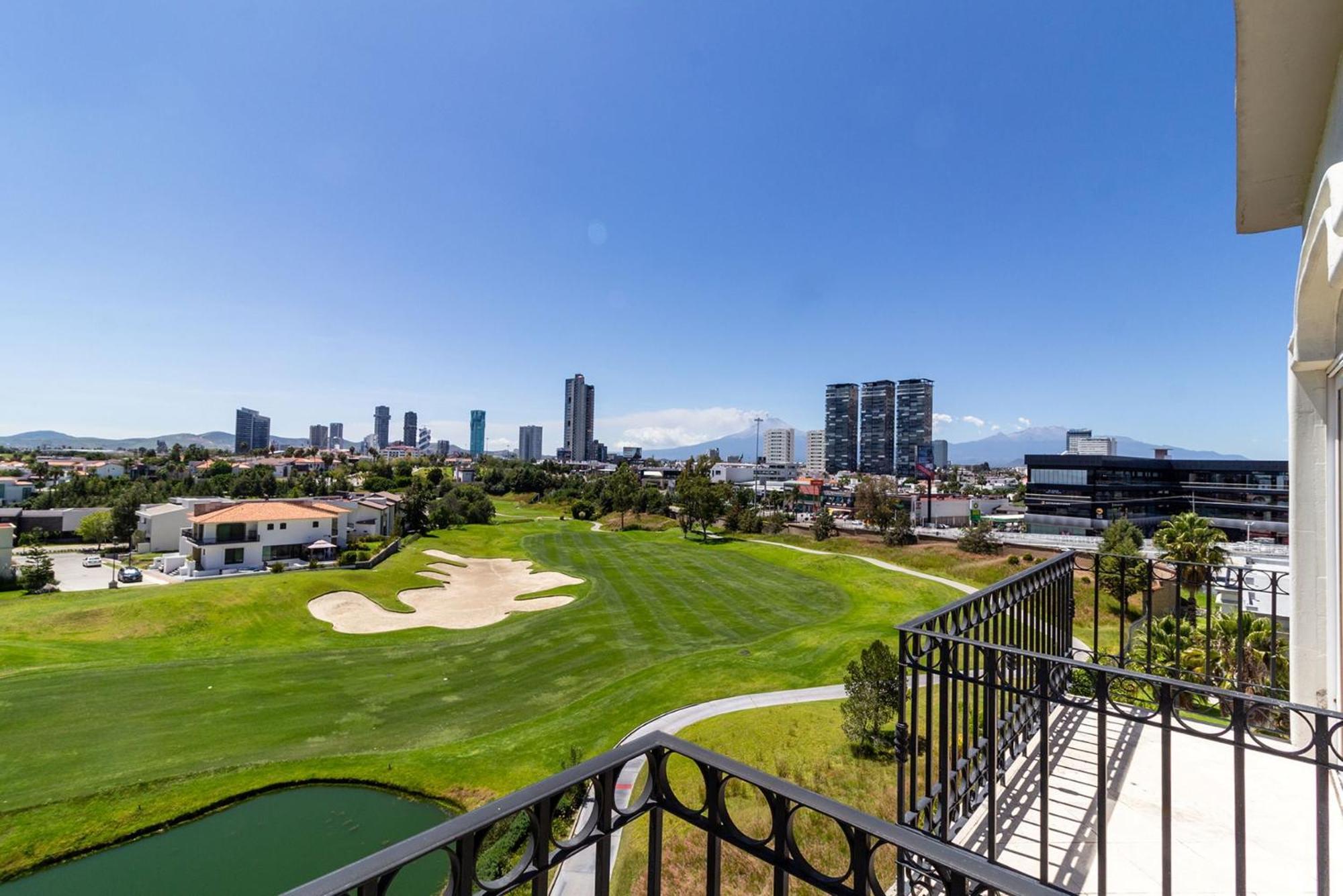 מלון Camino Real Puebla Angelopolis מראה חיצוני תמונה View of the 18th hole at Torrey Pines Golf Course